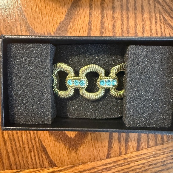 Heidi Daus, Elegant Gold Bracelet with Aqua Crystals “Gorgeous Rock” - Picture 5 of 6